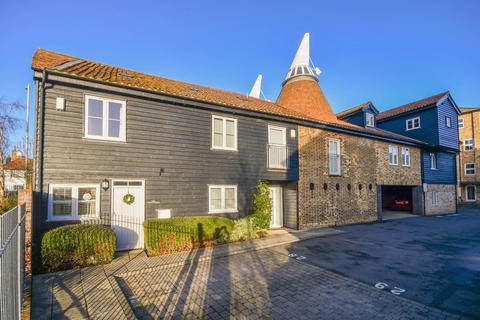 1 bed property, in Watton Road, £275,000