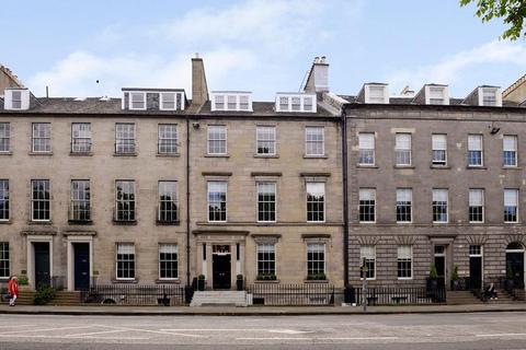 2 bed property, in Queen Street, £465,000