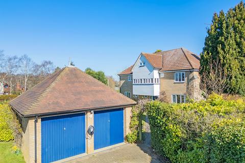 5 bed property, in Lancaster Drive, £775,000