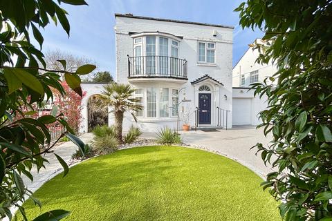 3 bed property, in Cooden Close, £650,000