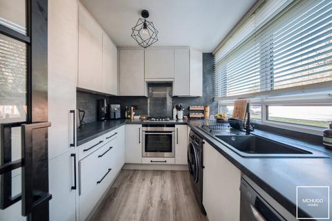 2 bed property, in Woodbourne, £290,000