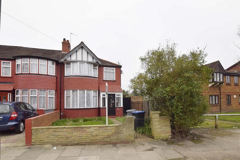 3 bed property, in Lancelot Road, £550,000