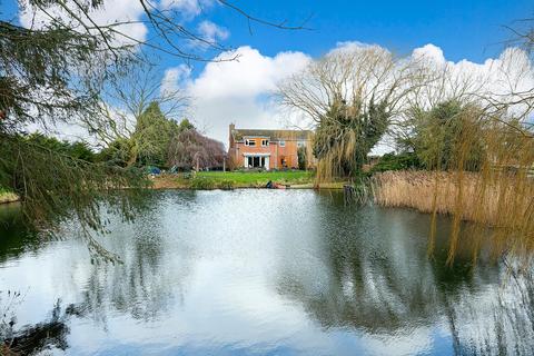 4 bed property, in The Common, £399,999