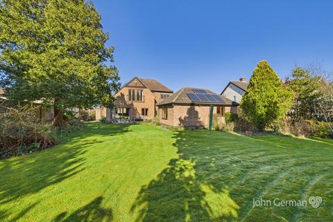 5 bed property, in Willesley Close, £725,000