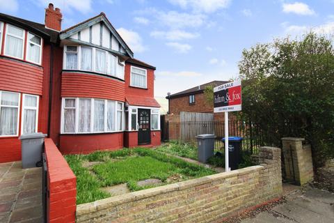 3 bed property, in Lancelot Road, £550,000