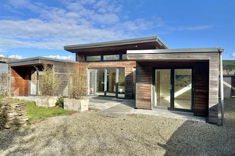 4 bed property, in Saunton Road, £525,000