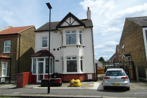 4 bed property, in Cromwell Road, £675,000
