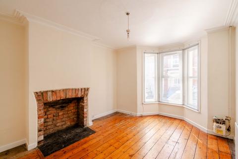 3 bed property, in Upper Perry Hill, £450,000