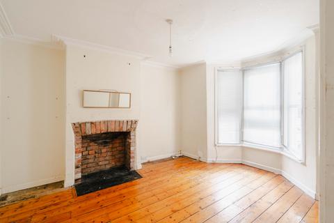 3 bed property, in Upper Perry Hill, £450,000