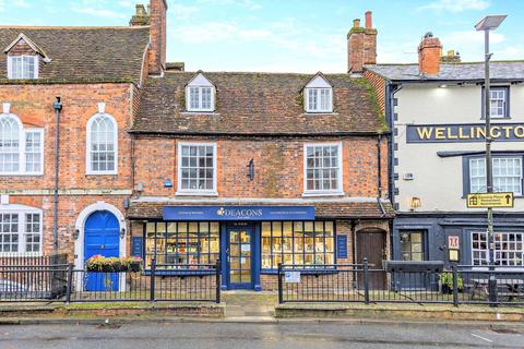 4 bed property, in High Street, £495,000