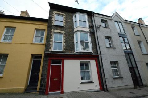 3 bed property, in Queen Street, £220,000