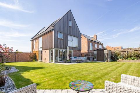4 bed property, in Davy Field, £595,000