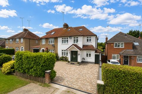 5 bed property, in Redbourn Road, £750,000