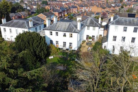 4 bed property, in Lansdowne Cresent, £600,000