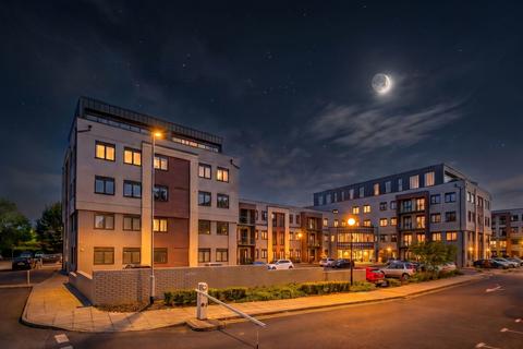 2 bed property, in Broadoaks, £285,000