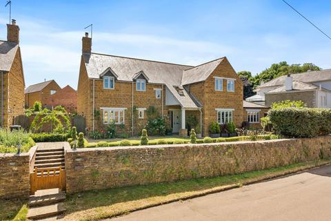5 bed property, in Main Street, £900,000