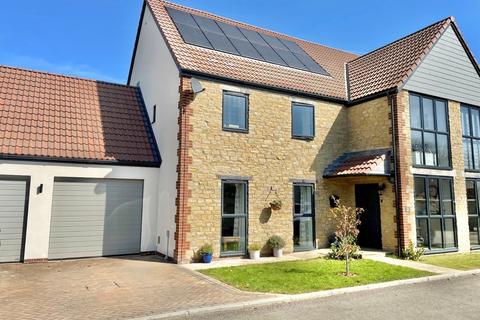 4 bed property, in Main Road, £725,000