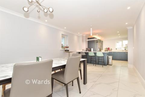 4 bed property, in Bartlets Lane, £675,000