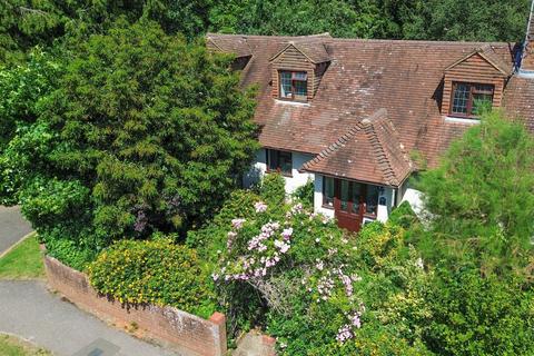4 bed property, in Milford, £585,000