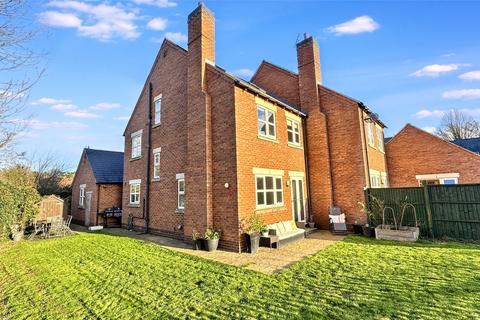 4 bed property, in Pasture Close, £370,000