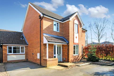 4 bed property, in Birchwood's Close, £290,000