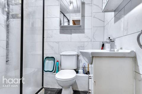 2 bed property, in Queensberry Place, £285,000