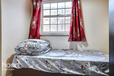 2 bed property, in Queensberry Place, £285,000