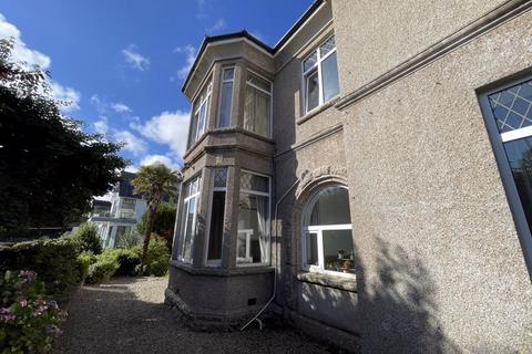 2 bed property, in The Belyars, £195,000