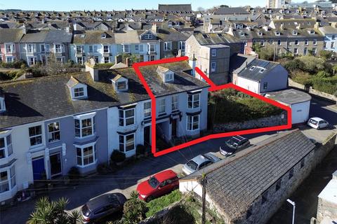 5 bed property, in Albert Terrace, £480,000