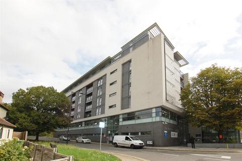1 bed property, in Chalkhill Road, £185,000