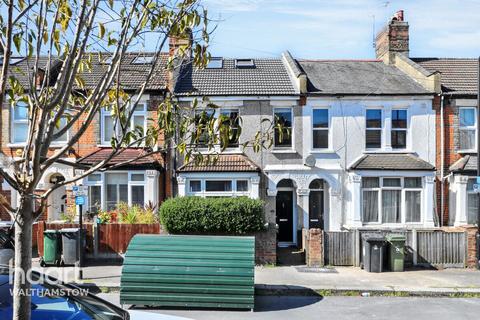1 bed property, in Kingsley Road, £325,000