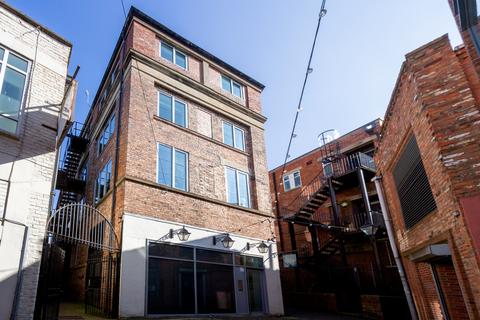 2 bed property, in Peter Lane, £250,000