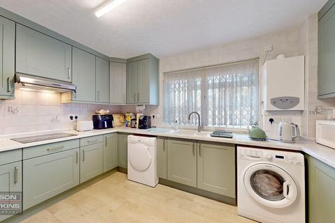 3 bed property, in Gooden Court, £370,000