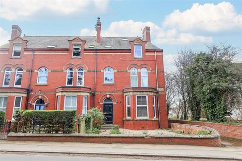 2 bed property, in Kirkby Road, £150,000