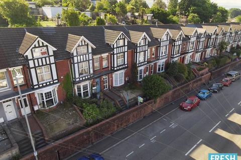 5 bed property, in Vivian Road, £265,000