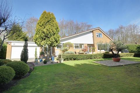 6 bed property, in Woodlands Rise, £659,950