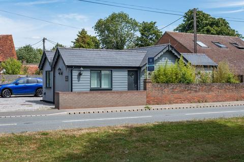 2 bed property, in Little Bungalow, £250,000