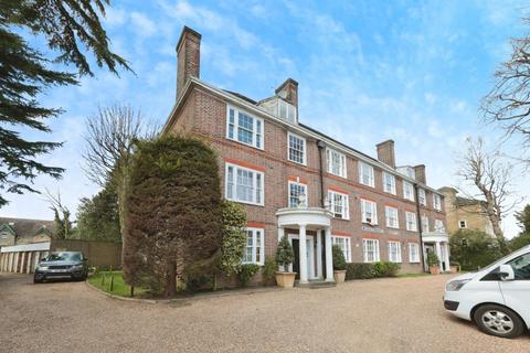2 bed property, in Chyngton Court, £359,950