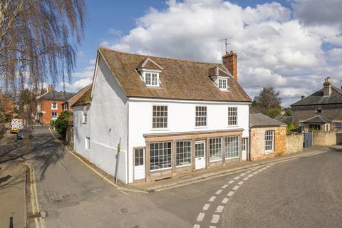 5 bed property, in Sudbury, £450,000