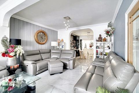 5 bed property, in Queens Road, £740,000