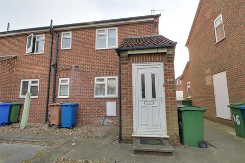 2 bed property, in Trinity Court, £120,000