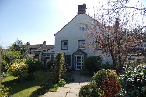 2 bed property, in High Street, £260,000