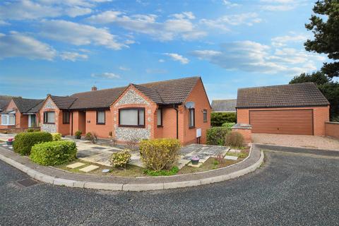 3 bed property, in Orchard Close, £430,000