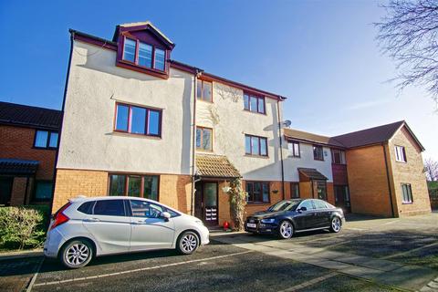 1 bed property, in 1-Bed Flat For Sale On Golf View, £67,000
