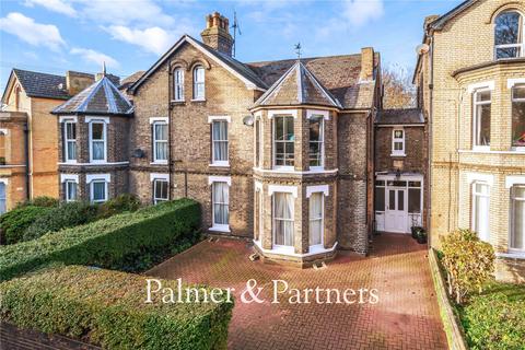 6 bed property, in Burlington Road, £525,000