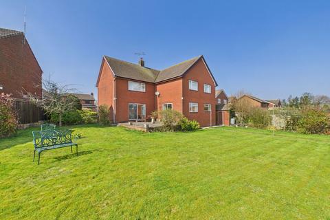 4 bed property, in Coombs Road, £525,000