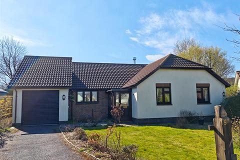 3 bed property, in Meadow Park Drive, £300,000