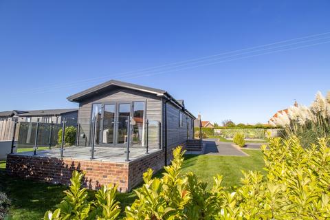 2 bed property, in The Poplars, £165,000