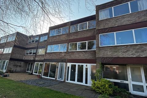 3 bed property, in Beach Road, £200,000
