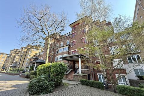 2 bed property, in Johnson Lodge, £600,000